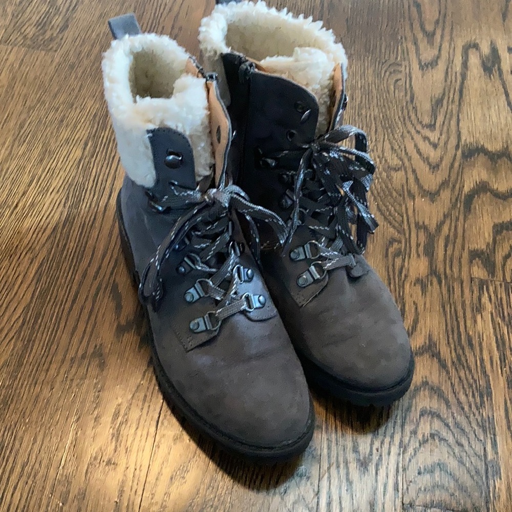 EUC SZ 7 American Eagle boots